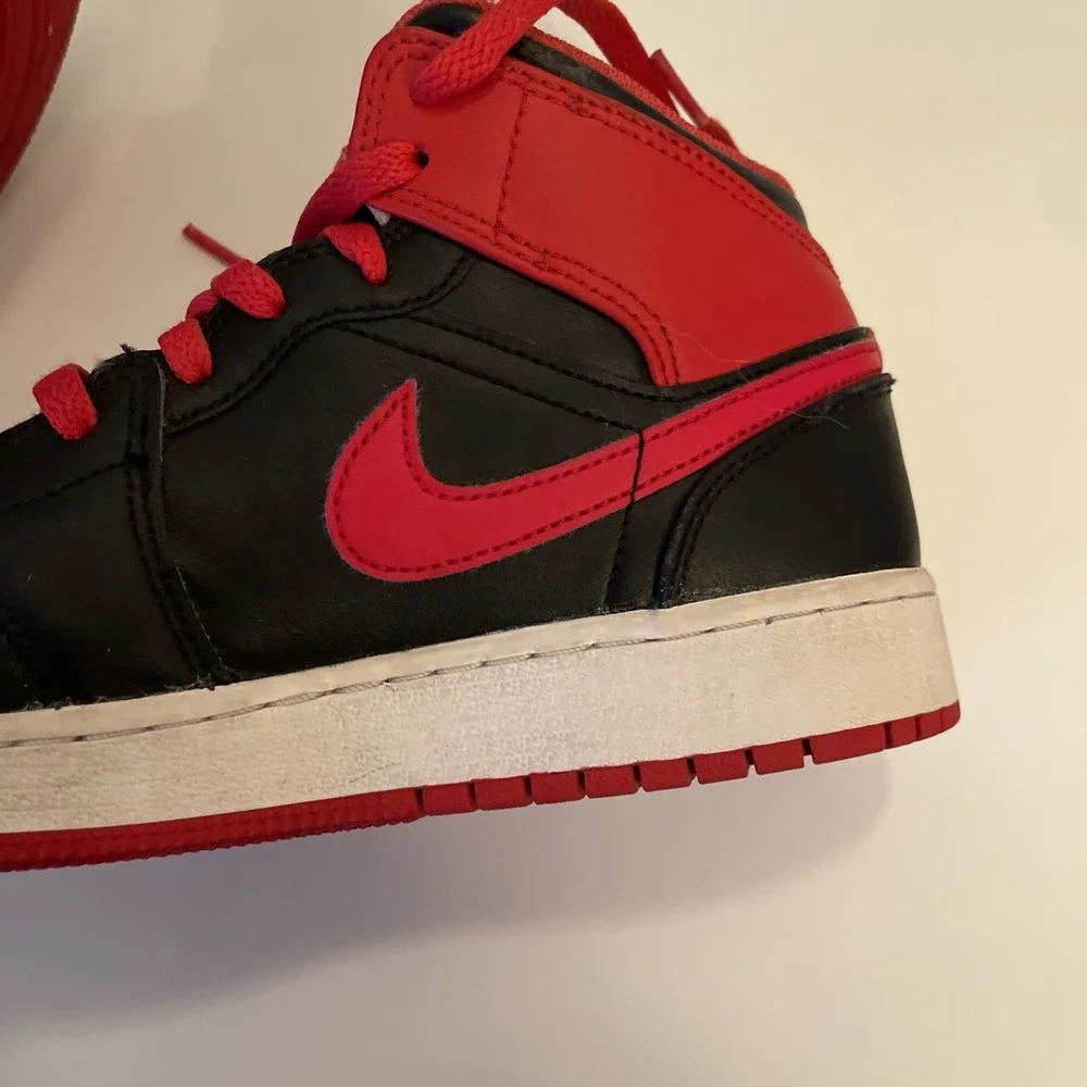 Air Jordan 1 Mid Alternate Bred (2022) DQ8423-060 Black/Red Boys 5Y
